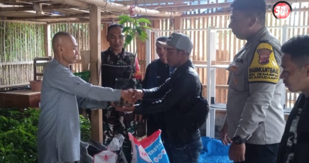 Dukung Ketahanan Pangan Nasional, Babinsa Cikahuripan Dampingi Penyerahan Bibit Tanaman Holtikultura