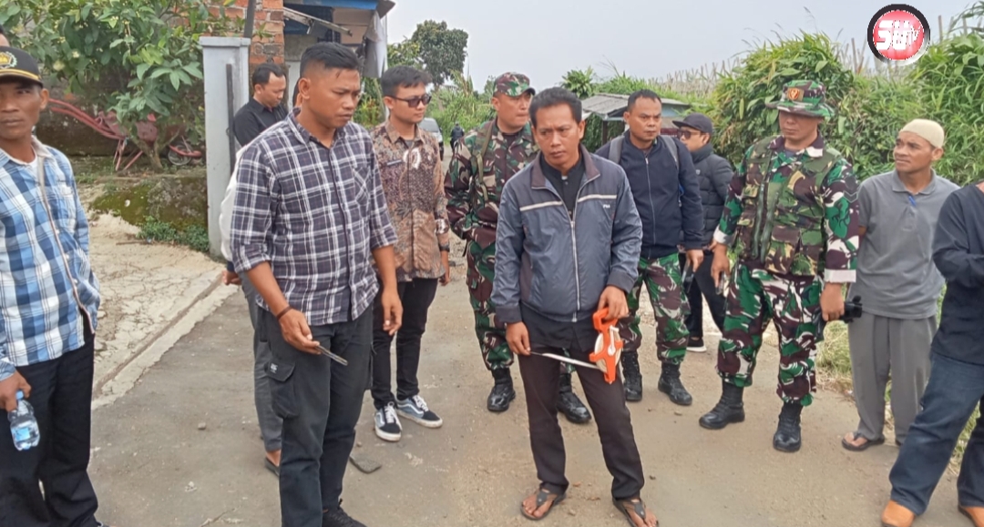 Babinsa Sukamaju Dampingi Petugas PU dan DPMD Lakukan Pengukuran Jalan Desa Yang Akan Diperbaiki