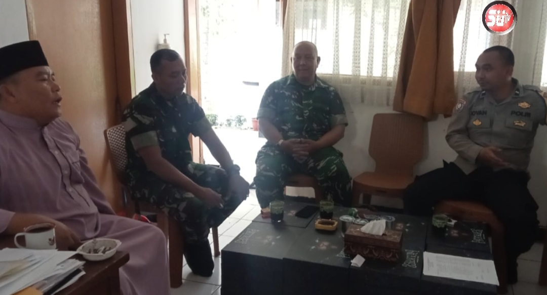 Sambangi SMK 3, Babinsa Kel Selabatu Sertu Lasman Melaksanakan Komsos Dengan Wakasek Kesiswaan