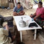 Babinsa Citamiang Koramil 09/Cisaat Komsos bersama Tomas