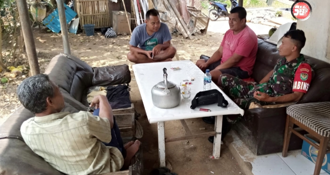 Babinsa Citamiang Koramil 09/Cisaat Komsos bersama Tomas
