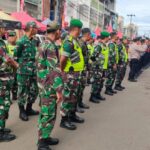Personel Gabungan dari Koramil 0607-04/Kota Sukabumi Utara dan Polres Sukabumi Kota melakukan pengamanan perayaan Cap Go Meh di Vihara Widhi Sakti