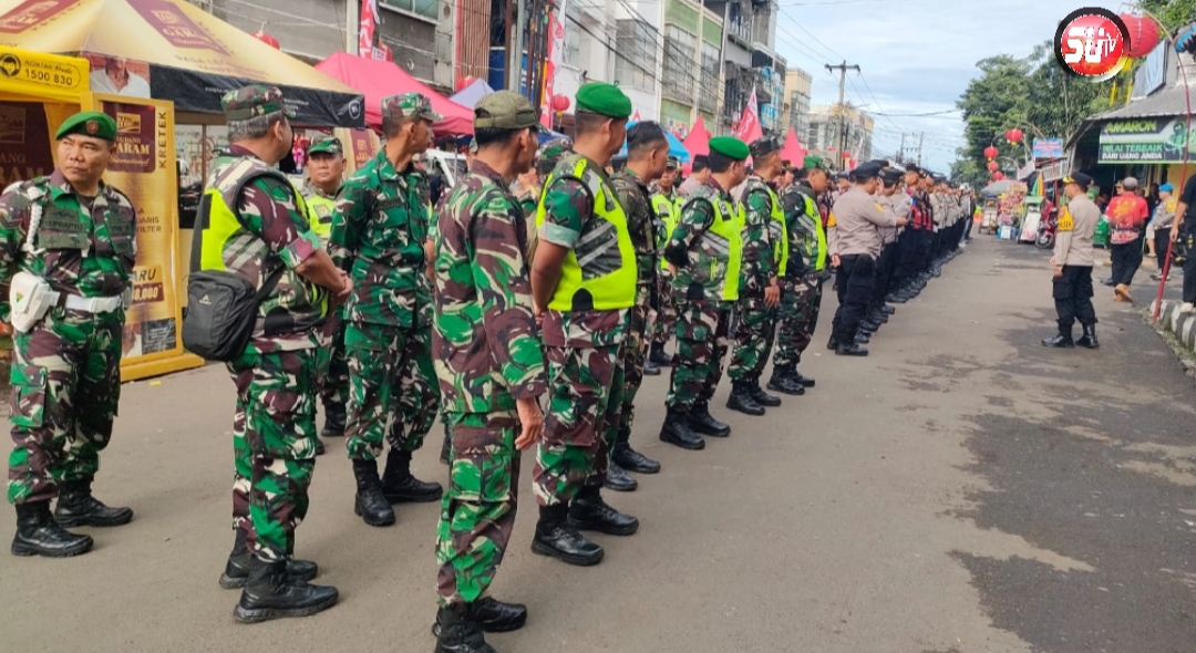 Personel Gabungan dari Koramil 0607-04/Kota Sukabumi Utara dan Polres Sukabumi Kota melakukan pengamanan perayaan Cap Go Meh di Vihara Widhi Sakti