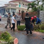 Babinsa Gunungjaya Koramil 09/Cisaat Bantu Evakuasi Pohon yang Akan Tumbang
