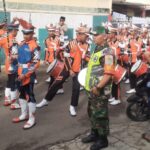Babinsa Bersama Aparat Pemerintah Desa Sukasari, Laksanakan Pengamanan Pawai Drum Band Kelaikan Kelas MI Radhautal Alfal