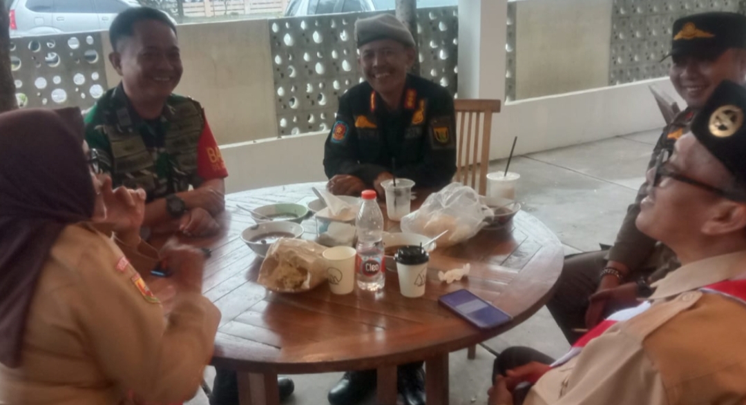 Sambut Bulan Suci Ramadhan, Babinsa Gunungjaya Laksanakan Komsos bersama Ketua Kuarcab Pramuka dan Pol PP Kecamatan
