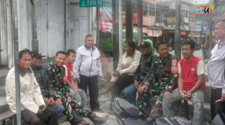 Komsos Dengan Tukang Ojek, Babinsa Desa Cisaat Koramil 0607-09/Cisaat Sampaikan tentang Keselamatan Berlalulintas