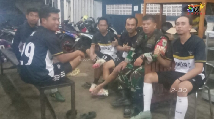 Babinsa Cikujang Komsos Dengan Para Pemuda di Desa Binaan