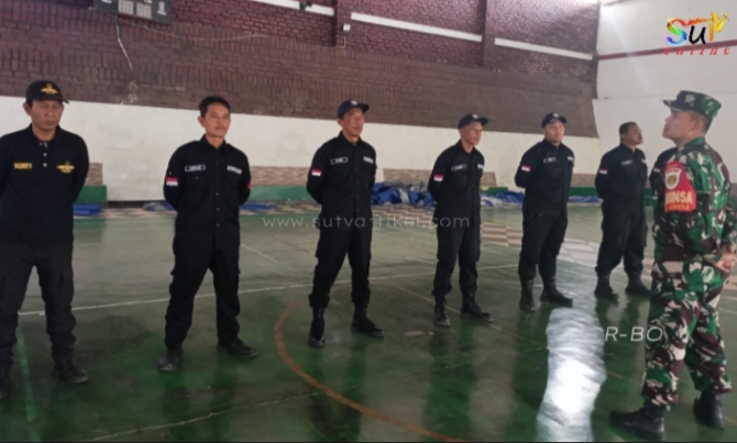 Tingkatkan Kedisiplinan Pada Security Pasim, Babinsa Kel. Cikole Lakukan Pembinaan