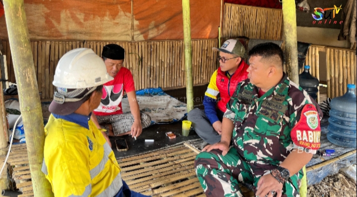 KOMSOS DENGAN WARGA BINAAN, BABINSA CIKUJANG AJAK JAGA KEAMANAN DAN KEBERSIHAN LINGKUNGAN