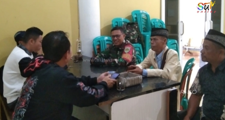 Babinsa Desa Cibatu Tingkatkan Kebersamaan dengan Pemuda Karang Taruna Melalui Komsos