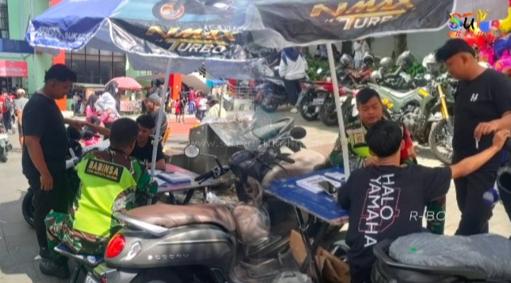 Babinsa Kel. Gunungparang Komsos Bersama Pedagang Kaki Lima Lapang Merdeka Sukabumi