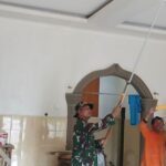 Sambut Ramadhan, Babinsa Sukamaju Koramil 09/Cisaat Bersama Warga Bersihkan dan Cat Masjid Al-Iklas
