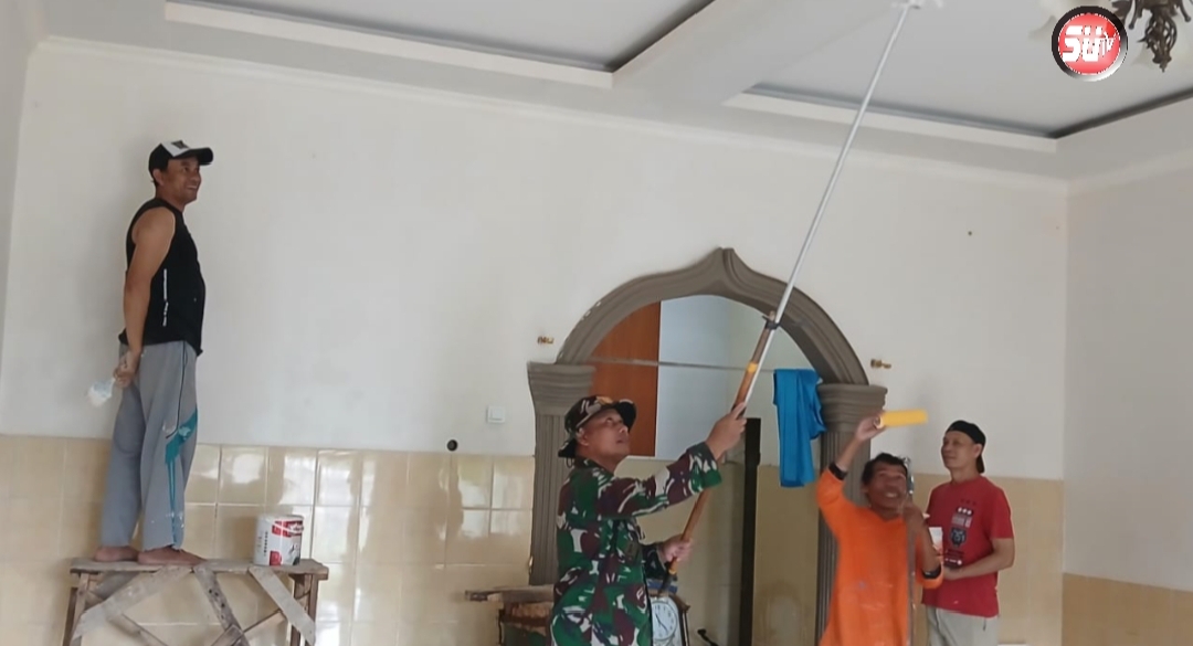 Sambut Ramadhan, Babinsa Sukamaju Koramil 09/Cisaat Bersama Warga Bersihkan dan Cat Masjid Al-Iklas
