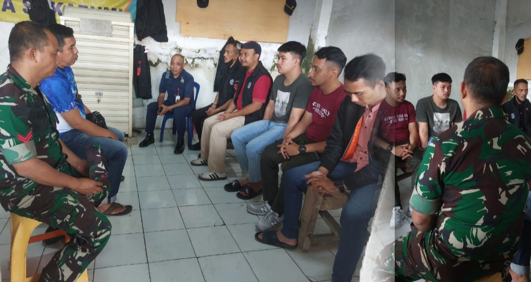 Komsos Dengan Security Pasar Pelita, Babinsa Kel. Kebonjati Himbau Tingkatkan Keamanan