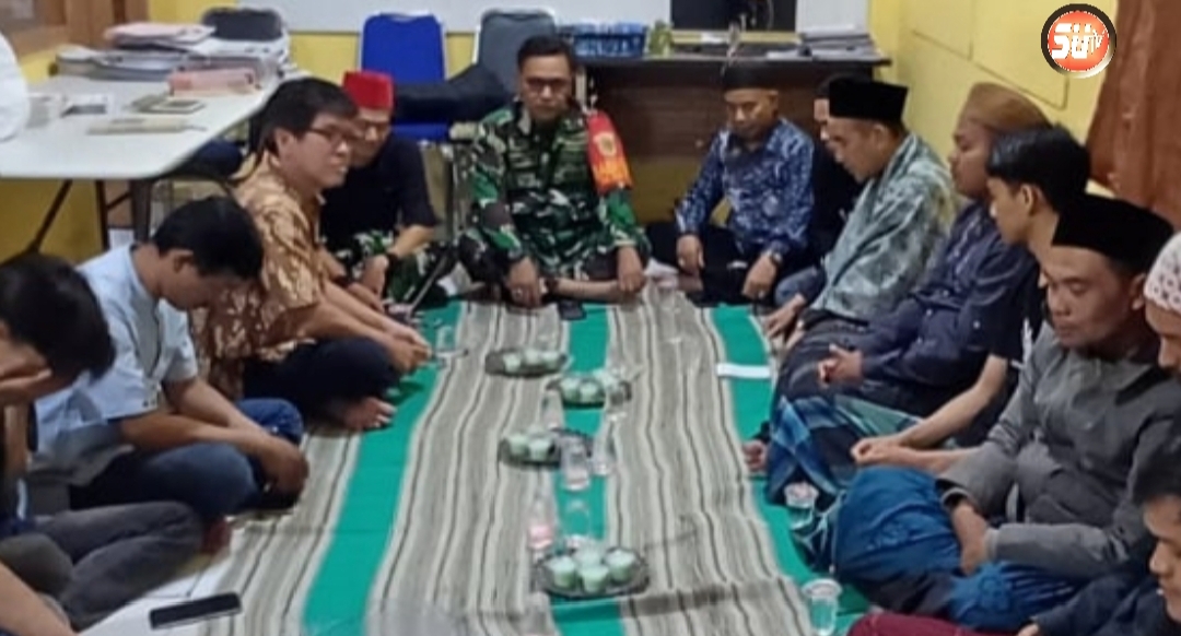 Babinsa Cibatu Koramil 09/Cisaat Hadiri Buka Puasa Bersama Warga Di Wilayah Binaan
