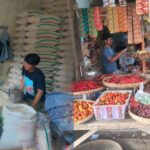 Bulan Ramadhan, Babinsa Kel. Gunungparang Laksanakan Pengecekan Harga Sembako di Pasar Pelita