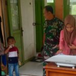 Panggilan Jiwa Babinsa Kebonmanggu; Rela Rogoh Kocek Sendiri, Berikan Tambahan Susu Kotak Bagi Anak-anak Di Desa Binaan