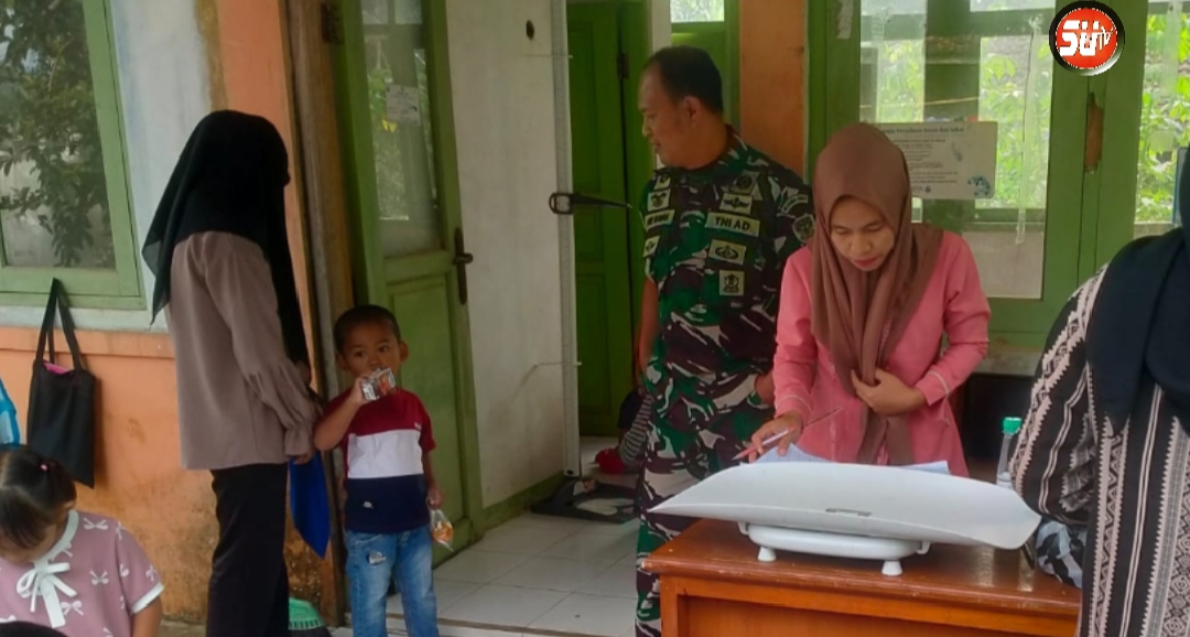 Panggilan Jiwa Babinsa Kebonmanggu; Rela Rogoh Kocek Sendiri, Berikan Tambahan Susu Kotak Bagi Anak-anak Di Desa Binaan