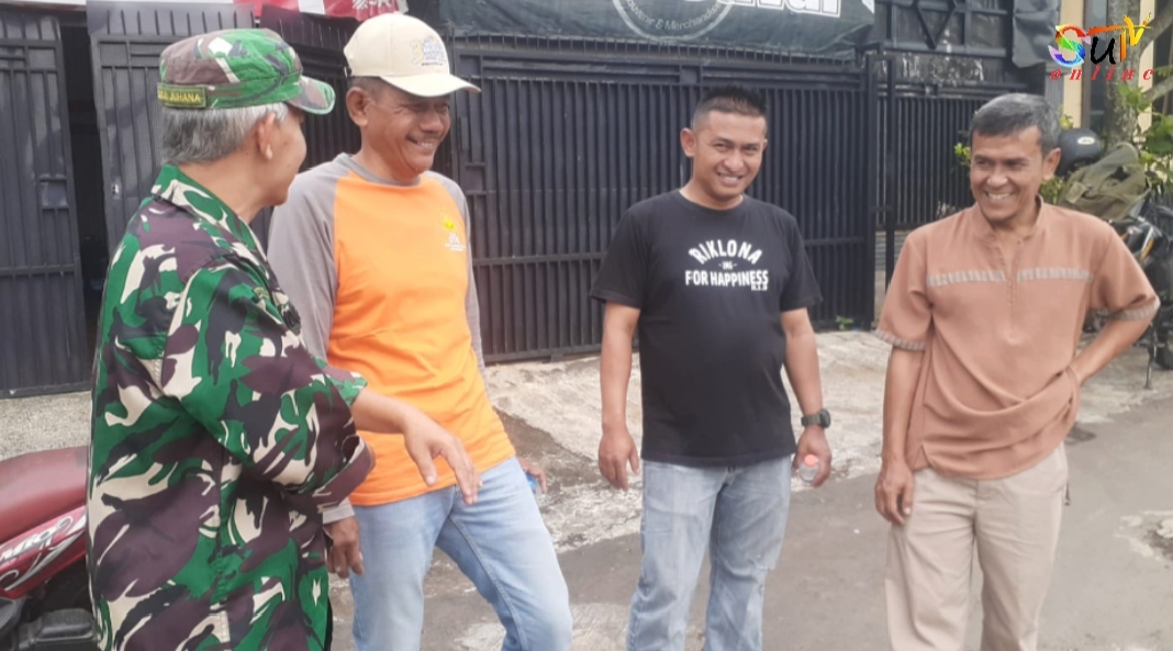 Jaga Silaturahmi di Bulan Ramadhan, Babinsa Sukasari Koramil 09/Cisaat Lakukan Komsos Bersama Warga