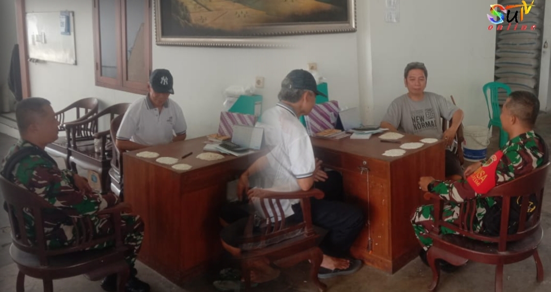 Babinsa Sukaresmi Koramil 09/Cisaat Komsos Dengan Pengusaha Beras Sambil Memonitor Wilayah Binaan