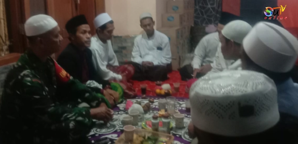 Jelang Berbuka Puasa Bersama Dan Mempererat Silaturahmi Babinsa Gunungjaya Komsos Bersama Warga