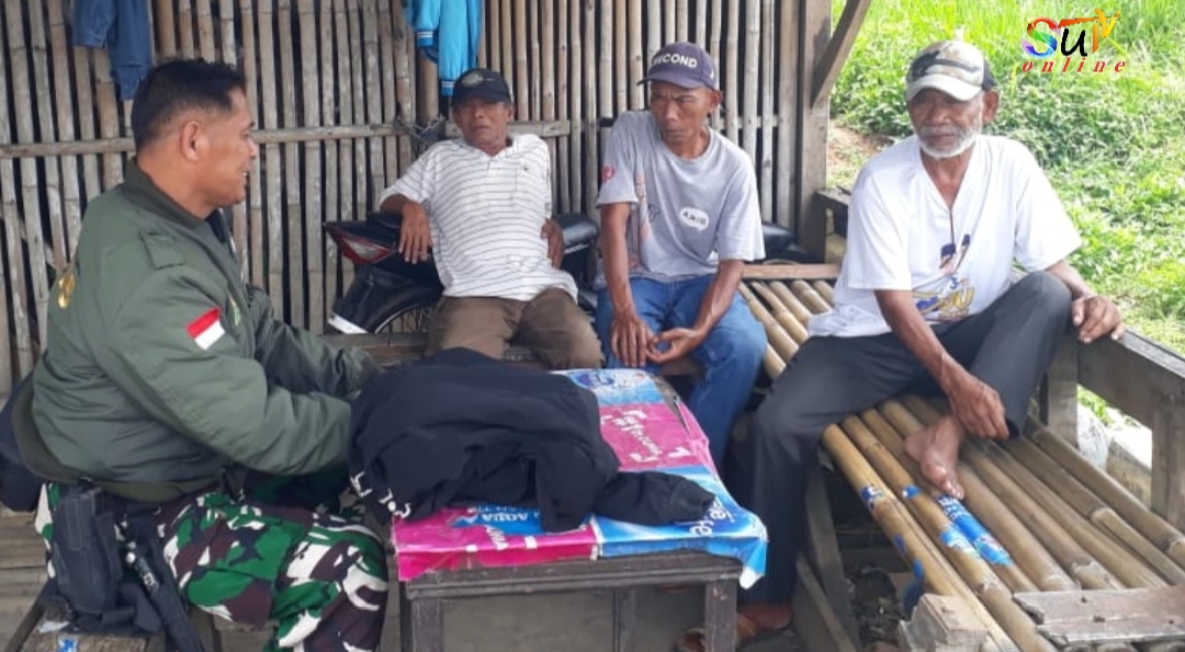Jalin silaturahmi dibulan Ramadhan, Babinsa Babakan Koramil 09/Cisaat komsos dengan Warga