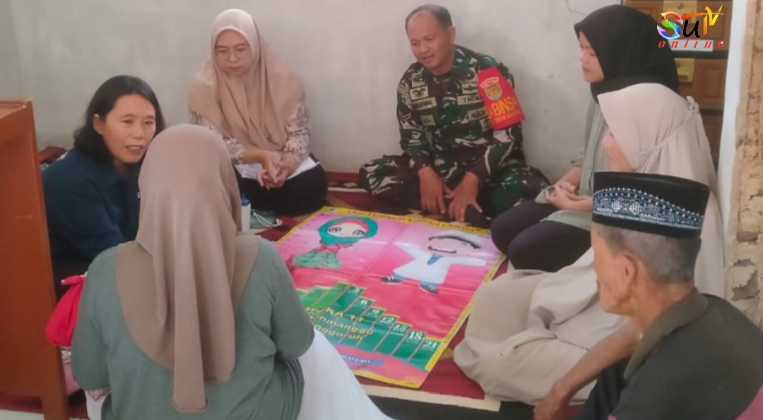 Babinsa Kebonmanggu Koramil 0607-09/Cisaat Komsos dengan Kader Posyandu