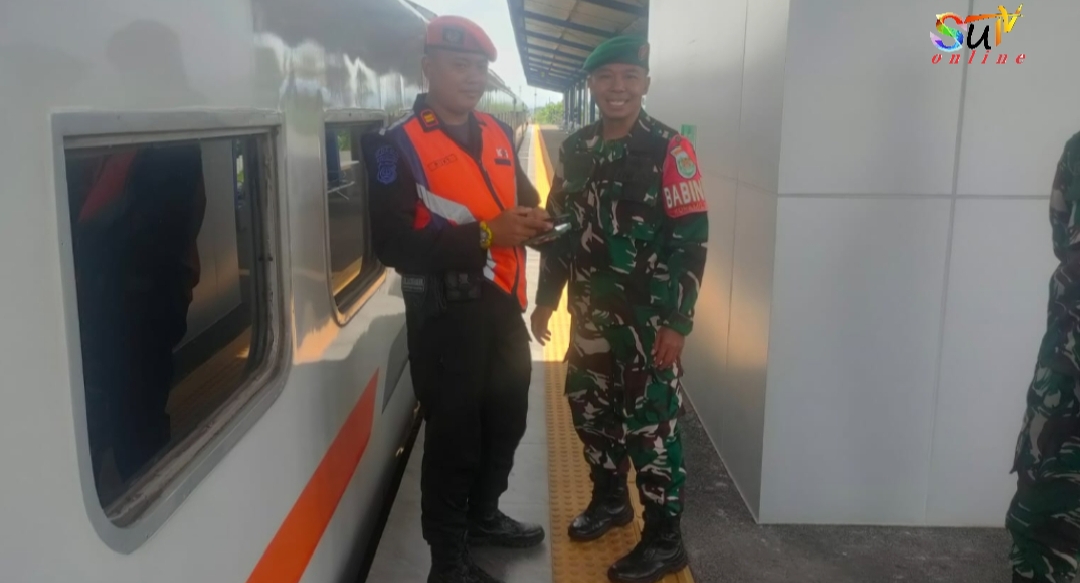 Jelang Lebaran Anggota Koramil 09/Cisaat Laksanakan Pengamanan Stasiun Kereta Cisaat