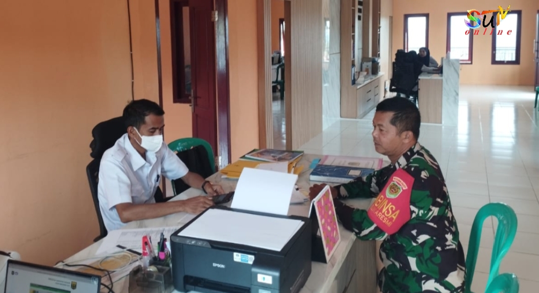 Ciptakan Situasi Aman dan Kondisif Jelang Idul Fitri, Babinsa Sukaresmi Koramil 09/Cisaat, Komsos Dengan Perangkat Desa