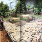 Dukung Pelaku UMKM, Babinsa Sirnaresmi Koramil 09/Cisaat Komsos Dengan Perajin Krupuk enyek