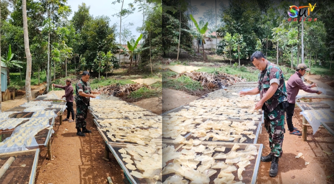 Dukung Pelaku UMKM, Babinsa Sirnaresmi Koramil 09/Cisaat Komsos Dengan Perajin Krupuk enyek