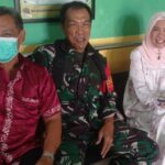 Jalin Silaturahmi Pasca Lebaran, Babinsa Selajambe Koramil 09/Cisaat Komsos dengan Warga
