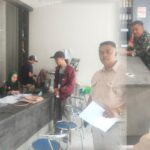 Hari Kedua Masuk Kerja Pasca Idul Fitri 1446 H, Babinsa Desa Cisaat Koramil 09/Cisaat Komsos Dengan Perangkat Desa