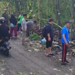 Kades Sukasari Dan Bersama Perangkat Desa Bersihkan Sampah Di Jalan Cijambu