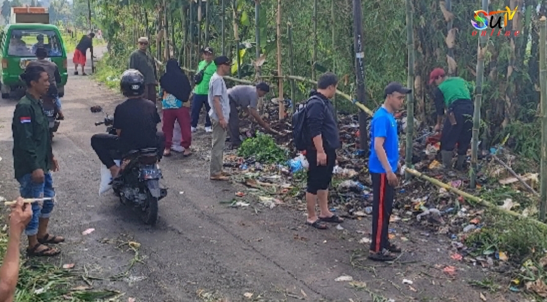 Kades Sukasari Dan Bersama Perangkat Desa Bersihkan Sampah Di Jalan Cijambu