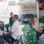 Ciptakan Kamtibmas Di Wilayah Binaan Babinsa Kel Cikole Komsos dengan Security Pertamina Agar lebih Waspada Dalam Menjalankan Tugas