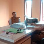 Jalin Sinergitas, Babinsa Sukaresmi Koramil 09/Cisaat Komsos Dengan Perangkat Desa
