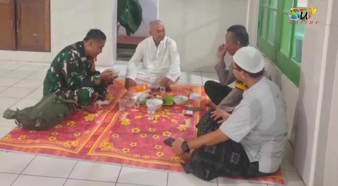 Manfaatkan Waktu Sehabis Shalat Berjamaah, Babinsa dan Bhabinkamtibmas Desa Cisaat Komsos Dengan Warga Binaan