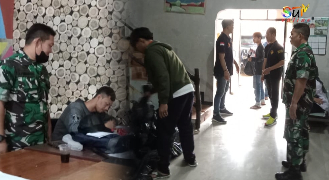 Tingkatkan Kepedulian Sosial, Babinsa Desa Kutasirna Komsos dengan Pemuda Desa