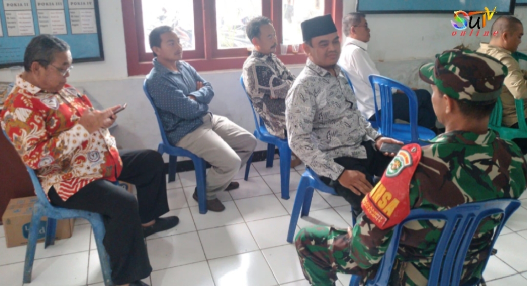 Babinsa Desa Kadudampit, Komsos Dengan Toga Dan Tomas, Bahas Musim Samenan