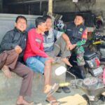 Jaga Kamtibmas, Babinsa Cibolang Koramil 09/Cisaat Lakukan Komsos dengan Tukang Ojek Pangkalan