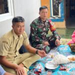Babinsa Desa Muaradua Koramil 09/Cisaat Komsos Bersama Kadus Legok Nyenang