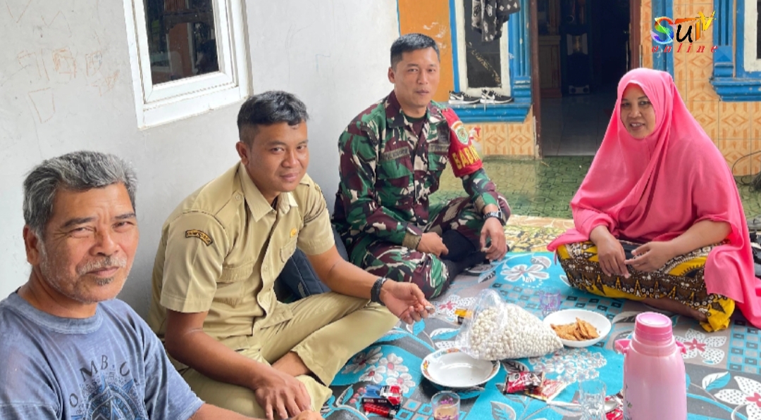 Babinsa Desa Muaradua Koramil 09/Cisaat Komsos Bersama Kadus Legok Nyenang