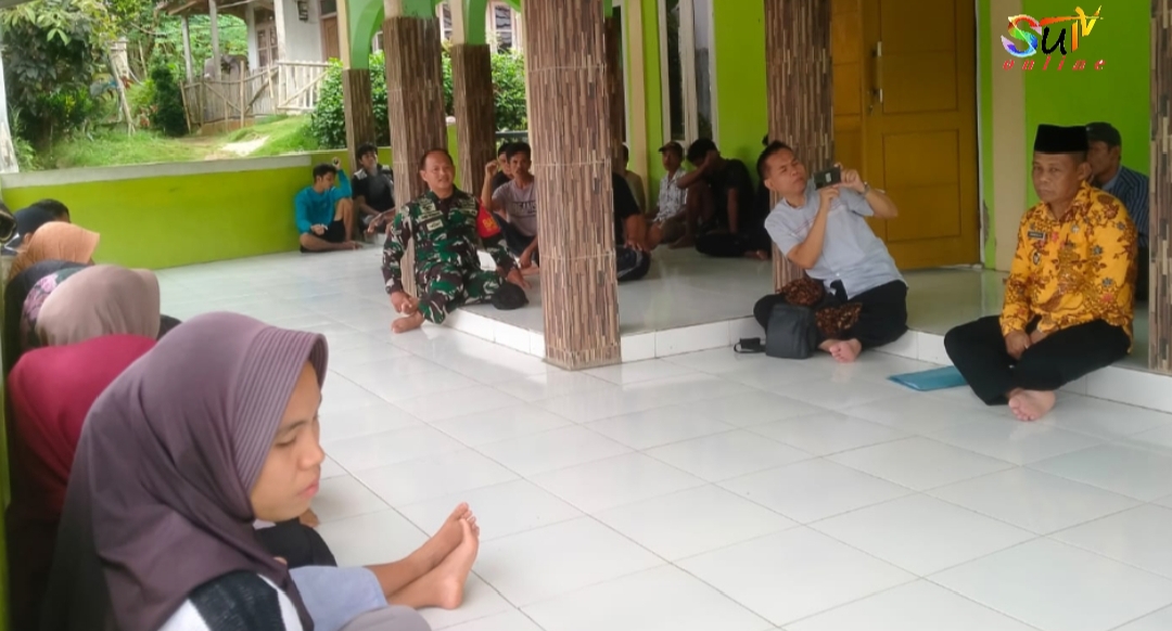Manfaatkan waktu Usai Pengajian, Babinsa Desa Kebonmanggu Koramil 09/Cisaat Komsos Dengan Toga