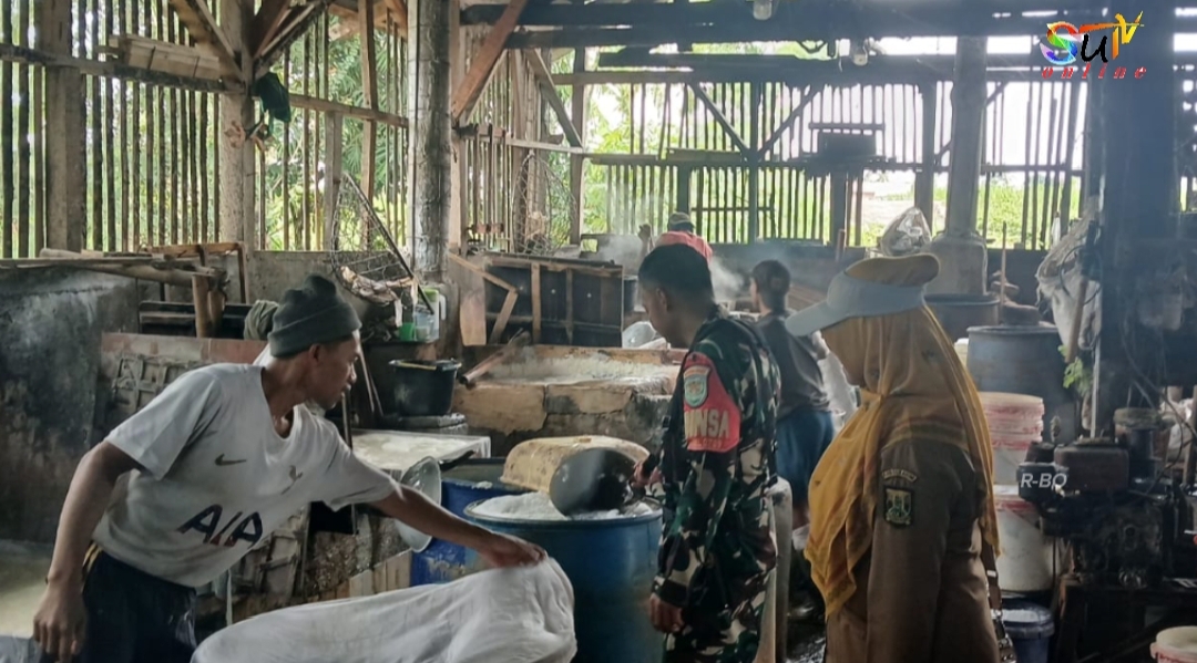 Babinsa Desa Cisaat Koramil 09/Cisaat Sambangi Pelaku UMKM Pembuatan Tahu