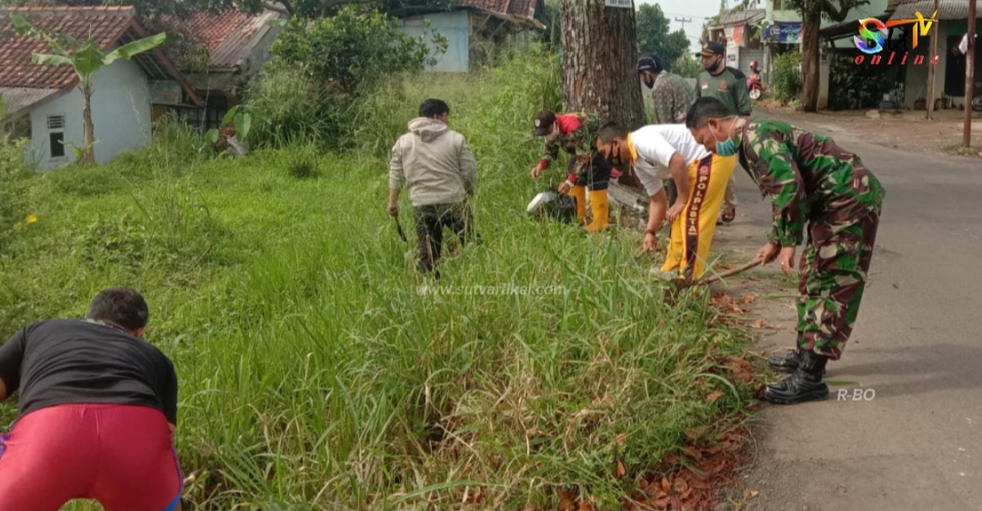 Bersama Warga, Babinsa Gunungjaya Kerja Bakti Bersih Rumput Liar Di Pinggir Jalan