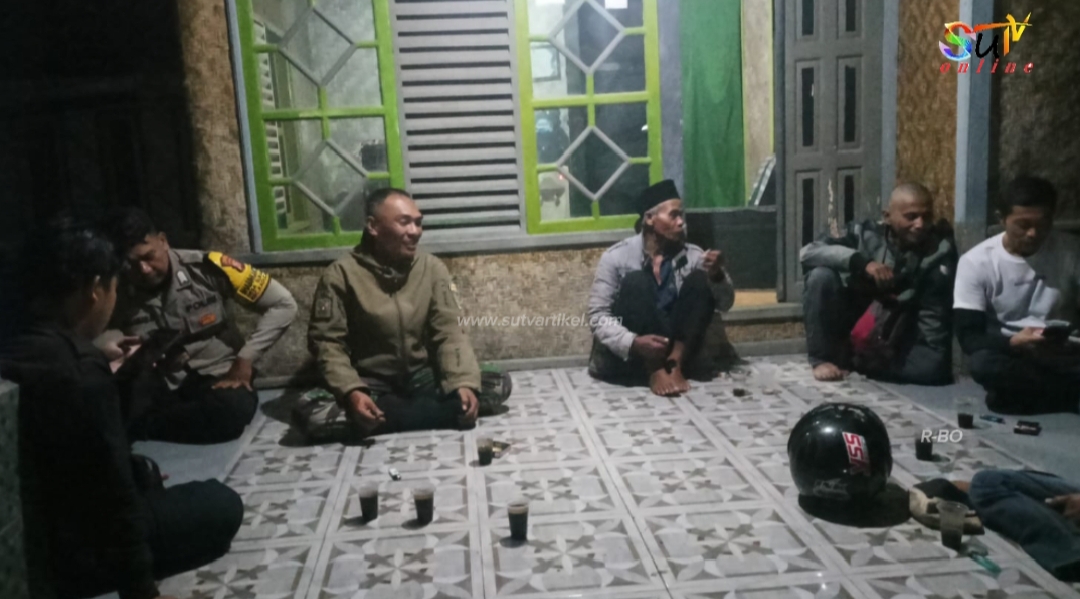 Cek Giat Siskamling, Babinsa Cikahuripan Lakukan Kontrol Ronda Malam Di Desa Binaan