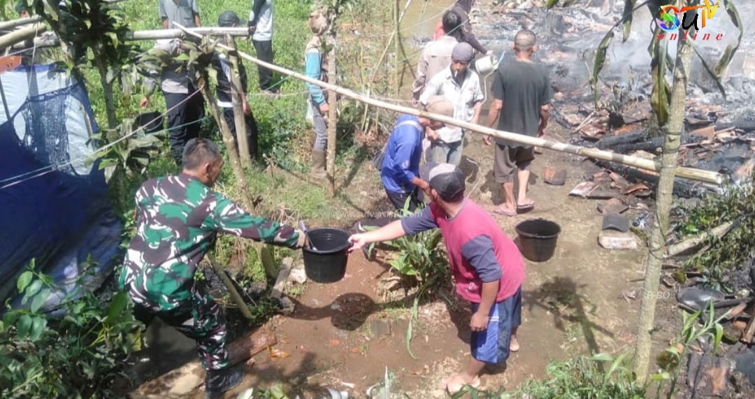 Babinsa Desa Cikahuripan Koramil 09/Cisaat Bantu Padamkan Kebakaran Rumah Warga Binaan yang Terbakar