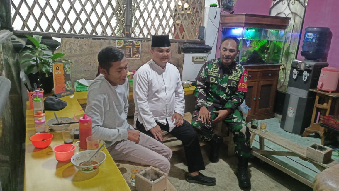 Babinsa Desa Cikahuripan Koramil-09/Cisaat Komsos Dengan Warga Dan Tomas Ingatkan Waspada Keamanan